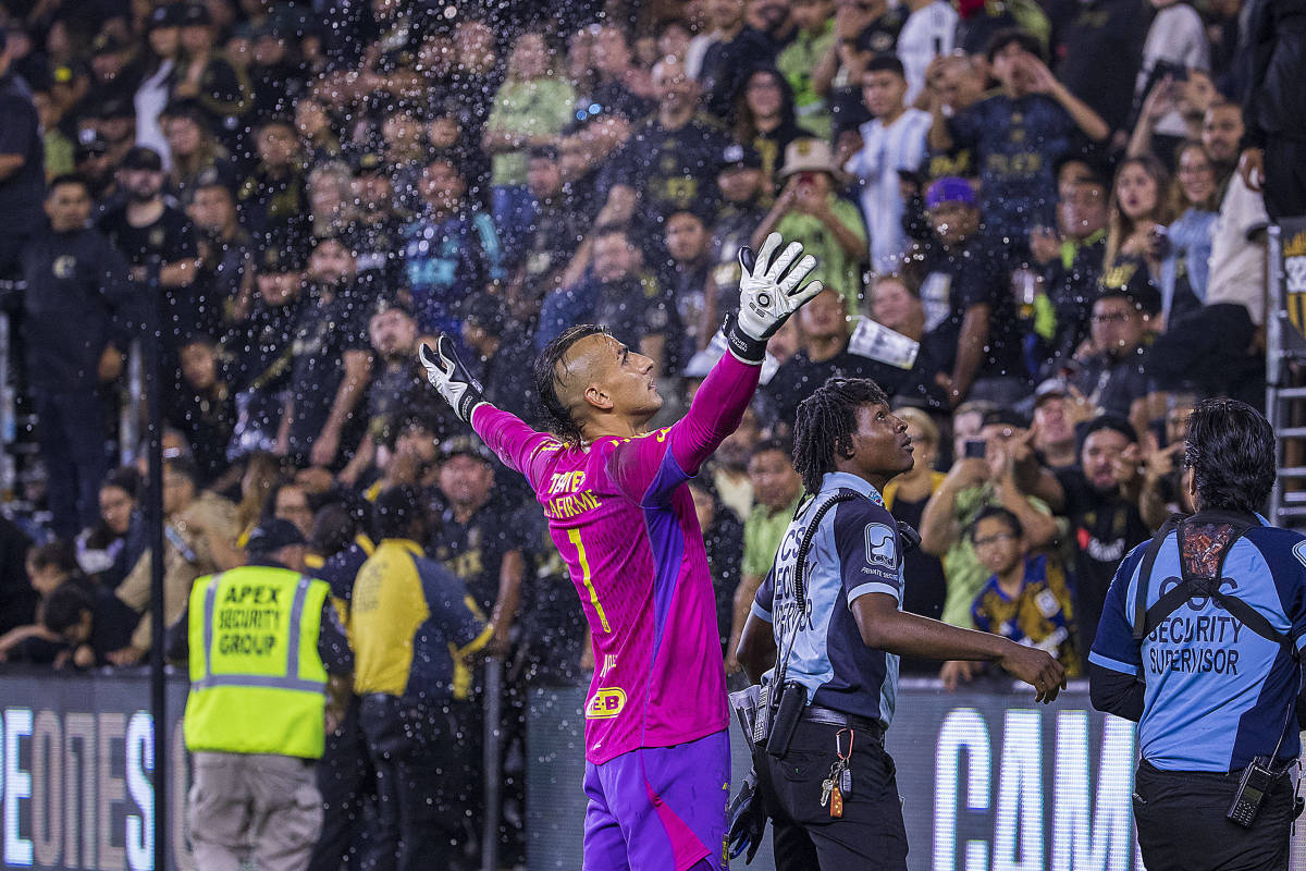 Nahuel Guzmán de Tigres festejando el título de la Campeones Cup ante el LAFC